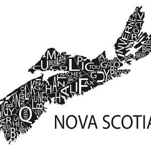 K&ouml;nnte beinhalten: Eine Schwarzwei&szlig;karte von Nova Scotia mit den Namen der St&auml;dte und Gemeinden innerhalb der Umrisse der Provinz. Der Text "NOVA SCOTIA" steht unter der Karte.