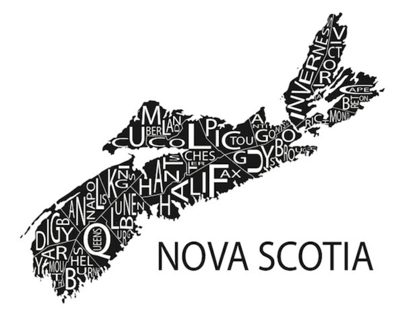 K&ouml;nnte beinhalten: Eine Schwarzwei&szlig;karte von Nova Scotia mit den Namen der St&auml;dte und Gemeinden innerhalb der Umrisse der Provinz. Der Text "NOVA SCOTIA" steht unter der Karte.