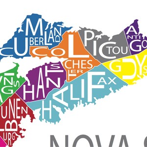 K&ouml;nnte beinhalten: Eine bunte Karte von Nova Scotia mit den Namen der verschiedenen Regionen in wei&szlig;en Buchstaben. Die Regionen sind: Cumberland, Colchester, Pictou, Antigonish, Guysborough, Halifax, Lunenburg, Kings, Annapolis und Digby.