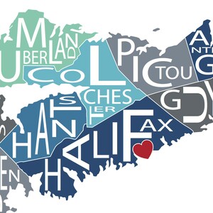 K&ouml;nnte beinhalten: Eine Karte von Nova Scotia, Kanada, mit den Namen der wichtigsten St&auml;dte und Gemeinden in wei&szlig;en Buchstaben auf blauem, grauem und gr&uuml;nem Hintergrund. Die Stadt Halifax ist mit einem roten Herzen hervorgehoben.