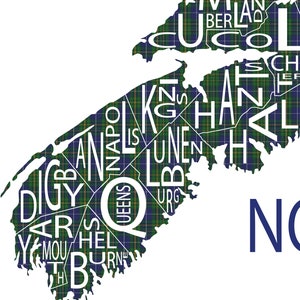 K&ouml;nnte beinhalten: Eine Karte von North Carolina in blauem und gr&uuml;nem Tartan mit den Namen der St&auml;dte und Gemeinden in Wei&szlig; gedruckt. Die Karte ist wei&szlig; umrandet und das Wort "North Carolina" ist unten rechts in Blau gedruckt.