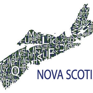 K&ouml;nnte beinhalten: Eine Karte von Nova Scotia mit den Namen der verschiedenen Regionen der Provinz in wei&szlig;en Buchstaben auf einem blau-gr&uuml;nen karierten Hintergrund.