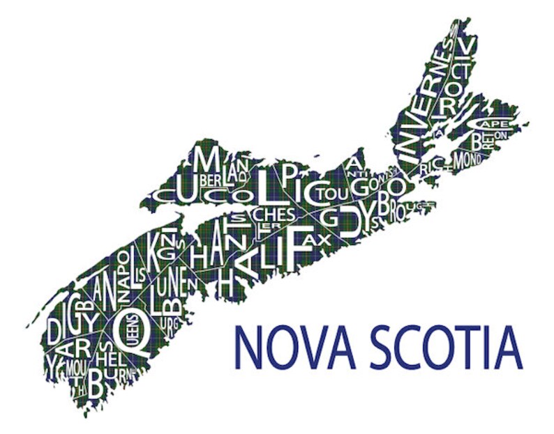 K&ouml;nnte beinhalten: Eine Karte von Nova Scotia mit den Namen der verschiedenen Regionen der Provinz in wei&szlig;en Buchstaben auf einem blau-gr&uuml;nen karierten Hintergrund.
