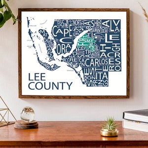 Carte typographique du comté de Lee, Floride | Fort Myers | Cape Coral | Île de Sanibel | Impression de carte du comté | Affiche de carte des Etats-Unis | Poster de carte personnalisé