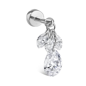 Pode incluir: Brinco prateado com um pino e um grupo pendurado de pedras preciosas claras e brilhantes. O grupo inclui três pedras menores em forma de folha e uma pedra maior em forma de pêra. Fundo branco.