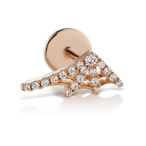 Op de afbeelding: Rosegouden oorbel met een vleermuisvleugelontwerp, bezet met talrijke kleine, sprankelende diamanten. De oorbel heeft een platte, cirkelvormige achterkant en een pin voor piercing.