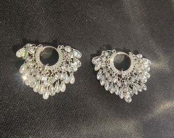 Aro de lujo con borla de diamantes flotantes, aro con diamantes cultivados en laboratorio en forma de pera brillante y redondo en oro macizo de 18 quilates.