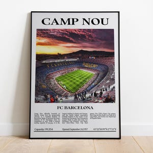 Puede incluir: Un póster enmarcado del estadio Camp Nou, sede del FC Barcelona, con un cielo al atardecer. Se ven el campo verde y los asientos del estadio. El texto en la parte superior dice "CAMP NOU" y "FC BARCELONA" debajo de la imagen.