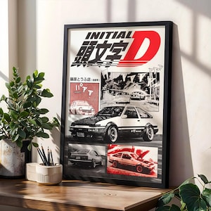 Könnte beinhalten: Schwarz gerahmtes Initial D-Poster mit einem weiß-schwarzen Auto und dem Text "INITIAL D" in Rot und Schwarz. Das Poster enthält japanischen Text und Bilder von Autos, die auf einer Holzoberfläche angezeigt werden.