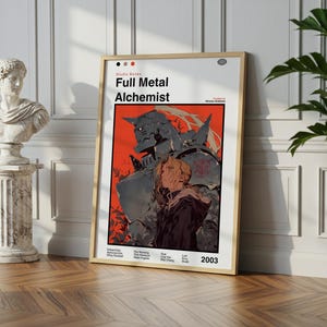 Op de afbeelding: Een ingelijste poster voor "Full Metal Alchemist" met een rode achtergrond en illustraties van personages. De poster zit in een licht houten frame en leunt tegen een witte muur. Links staat een marmeren buste op een voetstuk.