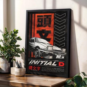 Könnte beinhalten: Schwarz gerahmtes Initial D Poster mit einer weißen Autoillustration auf rotem und schwarzem Hintergrund. Japanischer Text wird oben und unten auf dem Poster angezeigt. Das Poster wird auf einer Holzoberfläche angezeigt.