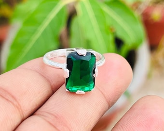 Anillo solitario rectangular de plata de ley con gema verde esmeralda