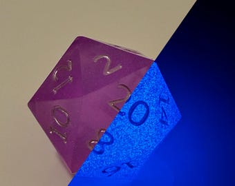 Glowing Purple Dusk Dice (B-GRADE)