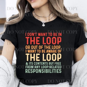 Puede incluir: Camiseta negra con el texto "I don't want to be in the loop or out of the loop. I want to be aware of the loop & its contents but free from any loop-related responsibilities" en rojo, naranja y verde.