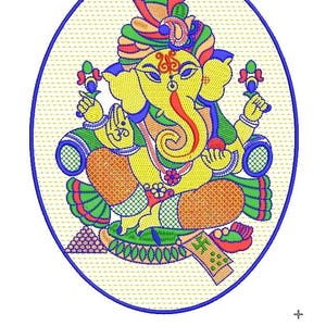 以下が含まれることがあります： ヒンドゥー教の神ガネーシャの刺繍画像。黄色い体と赤い鼻、カラフルな頭飾り。青い楕円形のフレームに収められ、複雑なディテールと鮮やかな色彩が特徴です。神は座っており、手に物を持っています。