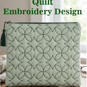 Pode incluir: Uma bolsa com fecho de correr em verde claro com um design de bordado acolchoado geométrico em verde escuro de círculos e losangos repetidos. A bolsa inclui uma borla verde escura a condizer no fecho. O texto diz Quilt Embroidery Design.