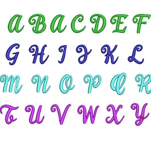 Puede incluir: Un alfabeto completo, de la A a la Z, se muestra en una fuente cursiva. Las letras están bordadas en varios colores, incluyendo verde, azul, turquesa y morado, sobre un fondo blanco. El diseño es adecuado para proyectos de bordado.
