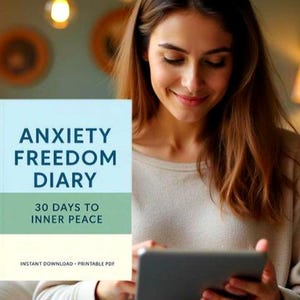 Può includere: Una donna tiene in mano un tablet con un libro intitolato "Anxiety Freedom Diary". La copertina del libro è azzurra con testo bianco e una striscia verde. Il testo sul libro recita "30 giorni per la pace interiore".