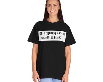 Camiseta "Los miércoles vestimos de negro": camiseta de algodón estadounidense teñida en prenda.
