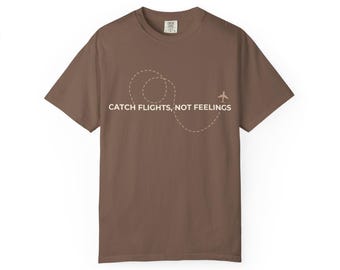 Camiseta "Catch Flights Not Feelings": Camiseta de viaje unisex con colores cómodos