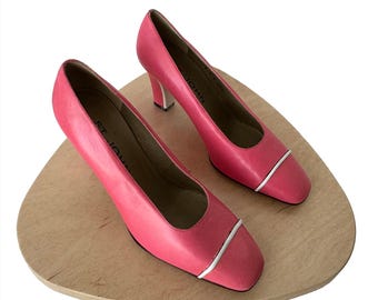 Zapatos de tacón de cuero rosa St. John