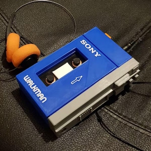Oggetto di scena Walkman di Space Outlaw / Replica del lettore di cassette retrò / Espositore non funzionante / Accessorio per cosplay / Cuffie non incluse
