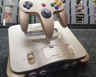 Soporte de exhibición para Nintendo N64 con soporte para mando / Soporte para consola retro / Exhibidor para estantería de juegos / Decoración vintage para sala de juegos