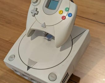 Soporte para consola Sega Dreamcast con soporte para mando / Exhibidor de juegos retro / Organizador de consolas clásicas / Decoración para estantería de videojuegos