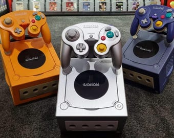Soporte de exhibición para Nintendo GameCube con soporte para mando / Soporte para consola retro / Exhibidor para estantería de juegos / Decoración para sala de juegos