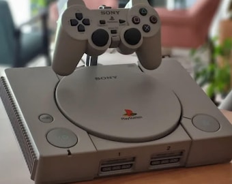 Soporte de exhibición para PS1 con soporte para mando / Soporte original de PlayStation / Exhibidor de consola retro / Decoración para estantería de videojuegos