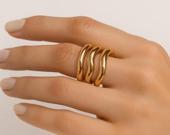 Anillo de onda chapado en oro de 18 quilates / Banda ajustable moderna