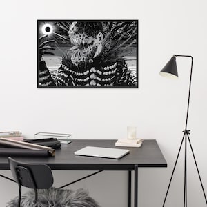 Może przedstawiać: Czarno-biały oprawiony wydruk artystyczny przedstawiający szczegółową ilustrację surrealistycznej postaci z szkieletową klatką piersiową i potworną twarzą. Postać trzyma jasną kulę na ciemnym tle.