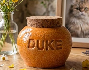 Urna personalizada para mascotas con el texto "Duke".