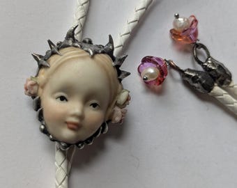 Corbata tipo bolo con cara de porcelana de mujer diablo