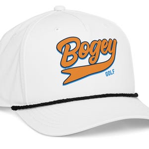 Könnte beinhalten: Weiße Baseballkappe mit dem Wort "Bogey" in orangefarbener Schrift mit blauem Rand. Das Wort "GOLF" steht darunter in Blau. Die Kappe hat eine schwarze Kordel und einen gebogenen Schirm.
