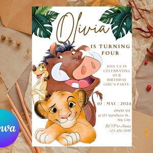 Puede incluir: Una invitación de cumpleaños con ilustraciones de Simba, Timón y Pumba de El Rey León. La invitación incluye el nombre "Olivia", el texto "IS TURNING FOUR" y los detalles del evento. Hojas tropicales verdes y texto marrón completan el diseño.