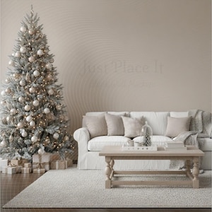 Könnte beinhalten: Ein geschmückter Weihnachtsbaum mit goldenen und weißen Ornamenten und Lichtern steht neben einem weißen Sofa mit beigen Kissen. Ein Holztisch und ein flauschiger weißer Teppich vervollständigen die Szene.