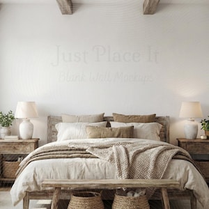 Może przedstawiać: Wnętrze sypialni z łóżkiem z drewnianym wezgłowiem, pościelą w neutralnych odcieniach i teksturowanym narzutą. Dwa stoliki nocne z lampami i roślinami flankują łóżko. Plecione kosze i drewniana ławka dopełniają rustykalną estetykę.