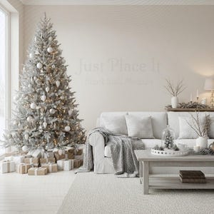 Könnte beinhalten: Ein geschmückter Weihnachtsbaum mit weißen Ornamenten und Lichtern steht neben einem weißen Sofa mit Kissen und einer grauen Decke. Ein Holztisch enthält dekorative Gegenstände. Geschenke liegen unter dem Baum.