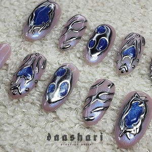 Eisiges Chrom | Drücken Sie auf die Nägel - Silber 3D Chrom - Verträumtes Blaues Cateye Design - Cyber Sigilismus