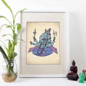 K&ouml;nnte beinhalten: Ein gerahmter Druck einer farbenfrohen Illustration der hinduistischen Gottheit Ganesha, dargestellt mit vier Armen und einem Elefantenkopf. Er sitzt mit gekreuzten Beinen und h&auml;lt verschiedene Gegenst&auml;nde in seinen H&auml;nden.