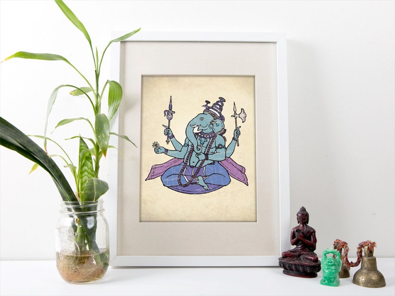 K&ouml;nnte beinhalten: Ein gerahmter Druck einer farbenfrohen Illustration der hinduistischen Gottheit Ganesha, dargestellt mit vier Armen und einem Elefantenkopf. Er sitzt mit gekreuzten Beinen und h&auml;lt verschiedene Gegenst&auml;nde in seinen H&auml;nden.