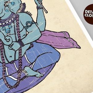 K&ouml;nnte beinhalten: Eine blaue Gottheit mit einem Elefantenkopf sitzt in meditativer Haltung. Die Gottheit tr&auml;gt eine lila und blaue Robe und eine Perlenkette. Die Gottheit hat vier Arme, einer h&auml;lt einen Stab, ein anderer eine Blume, und die anderen beiden sind in Mudra.