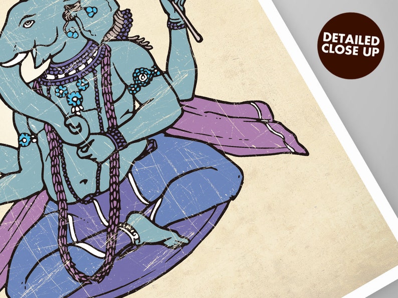 K&ouml;nnte beinhalten: Eine blaue Gottheit mit einem Elefantenkopf sitzt in meditativer Haltung. Die Gottheit tr&auml;gt eine lila und blaue Robe und eine Perlenkette. Die Gottheit hat vier Arme, einer h&auml;lt einen Stab, ein anderer eine Blume, und die anderen beiden sind in Mudra.