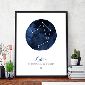 Peut inclure: Une impression encadrée noire avec un fond aquarelle bleu et une constellation blanche de la Balance. Le texte indique "Balance 23 septembre / 22 octobre" avec un symbole du zodiaque Balance.