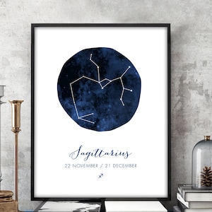 Peut inclure: Une affiche imprimable blanche avec un fond aquarelle bleu et une constellation blanche du Sagittaire. Le texte indique "Sagittaire, 22 novembre / 21 décembre" avec un symbole de la constellation en dessous.