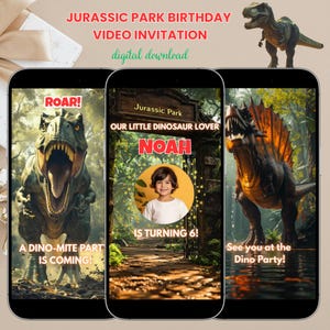 Può includere: Un invito video digitale per una festa di compleanno a tema Jurassic Park. Il design presenta tre schermi di smartphone con illustrazioni di dinosauri e testo che recita "ROAR! A DINO-MITE PART IS COMING!", "Jurassic Park OUR LITTLE DINOSAUR LOVER NOAH IS TURNING 6!" e "See you at the Dino Party!"