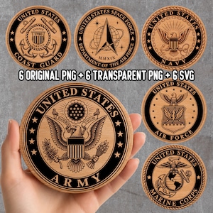 Op de afbeelding: Zes ronde houten emblemen met de zegels van de Amerikaanse militaire takken: Coast Guard, Space Force, Navy, Army, Air Force en Marine Corps. De tekst 6 ORIGINAL PNG + 6 TRANSPARENT PNG + 6 SVG staat in het midden gecentreerd.