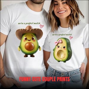 Może przedstawiać: Białe koszulki z grafiką z awokado z kreskówek. Jedno awokado nosi sombrero, drugie różową kokardę. Tekst brzmi "we're a perfect match" z sercem. Dolny tekst brzmi "FUNNY CUTE COUPLE PRINTS".