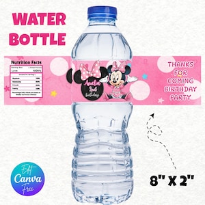 Puede incluir: Una botella de agua transparente con tapa azul y etiqueta rosa con Minnie Mouse. La etiqueta dice "Amelia 2nd birthday" y "Thanks for coming birthday party". La botella mide 20,3 cm x 5,1 cm.